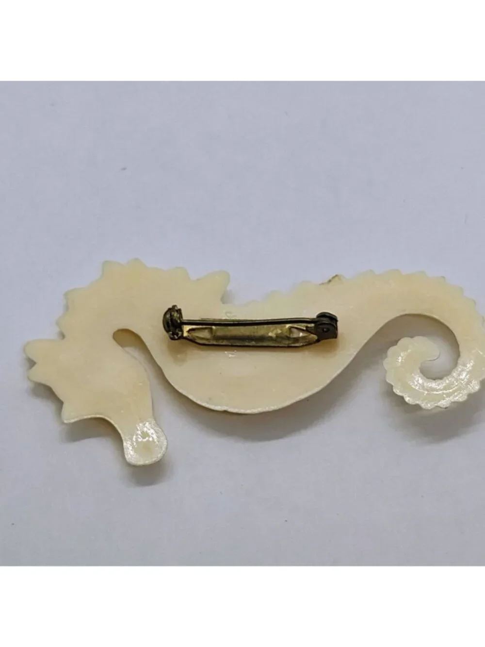 Vintage Plastic Seahorse Brooch Off-White Large 3